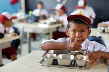 Tak Hanya Dinikmati Siswa, MBG Kini Sasar Lansia, Pemulung, dan Guru, demi Target Puluhan Juta Penerima!