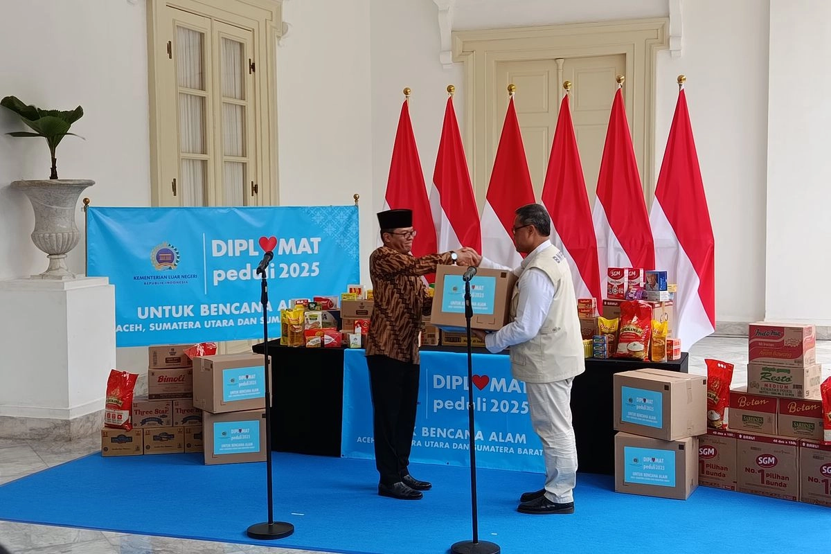 Kemlu Salurkan 16 Ton Bantuan untuk Korban Banjir Sumatera