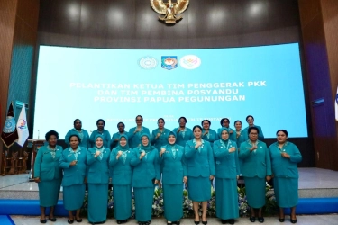 Tri Tito Lantik Anggieta Bestari Tabo sebagai Ketua TP-PKK dan Tim Pembina Posyandu Papua Pegunungan