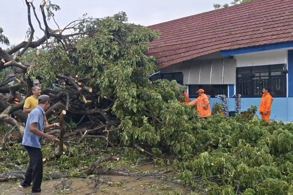 Waspada Cuaca Ekstrem Sepekan ke Depan, Hindari Bawah Pohon dan Bangunan Rapuh
