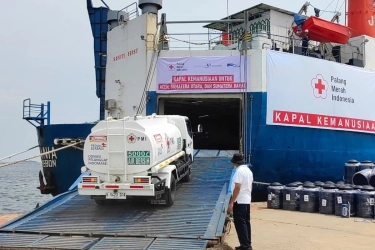 PMI Kirim Kapal Berisi 60 Tangki Air dan Bantuan ke Korban Banjir Sumatera