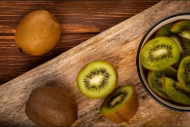 3 Manfaat Kiwi Berdasarkan Waktu Konsumsinya: Lebih Baik Dikonsumsi Pagi, Siang, atau Malam?