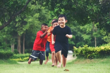 7 Kenangan Masa Kecil yang Melekat Seumur Hidup dan Diam-diam Membentuk Kepribadian Anak