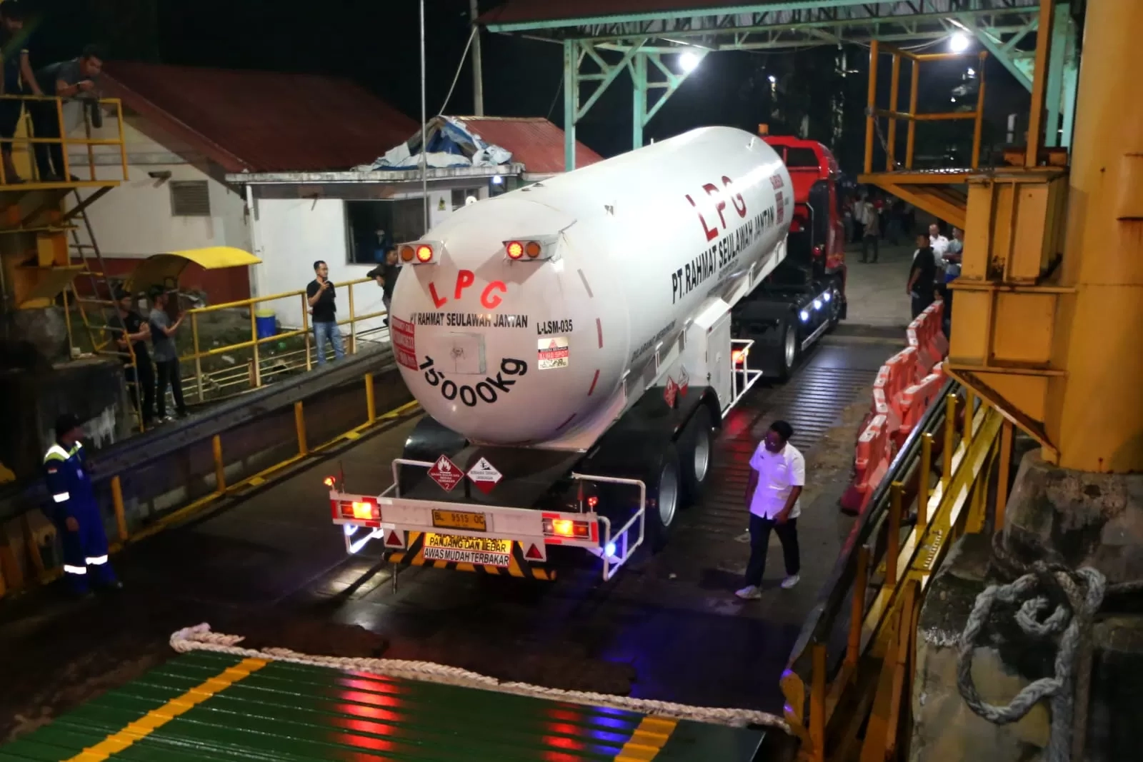 Pertamina Patra Niaga Sumbagut Kirim BBM dan LPG Lewat Laut untuk Percepat Pemulihan
