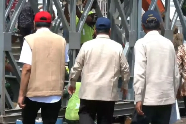 Prabowo Tinjau Jembatan Bailey Teupin Mane yang Terputus akibat Banjir