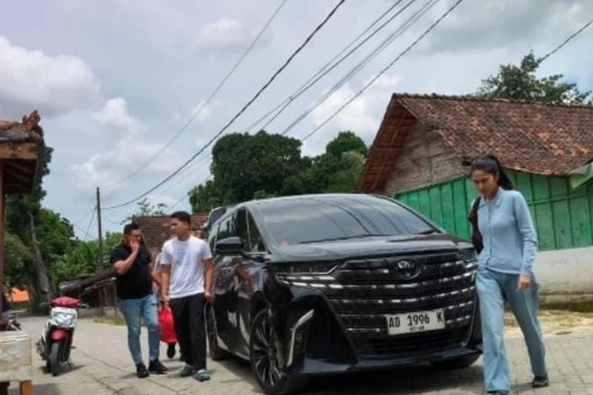 Azizah Salsha Datang Melayat ke Rumah Duka Ayah Pratama Arhan