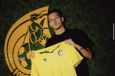 Rapor Justin Hubner Vs Ajax: Main 8 Menit, Kartu Merah, Dikritik Pelatih Sendiri