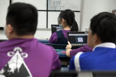 Siswa SMP/SMA Singapura Dilarang Pakai HP dan Smartwatch Selama Sekolah