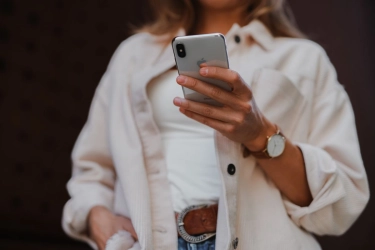 Smartphone Pinky, Fenomena Baru Akibat Pegang Ponsel Kelamaan