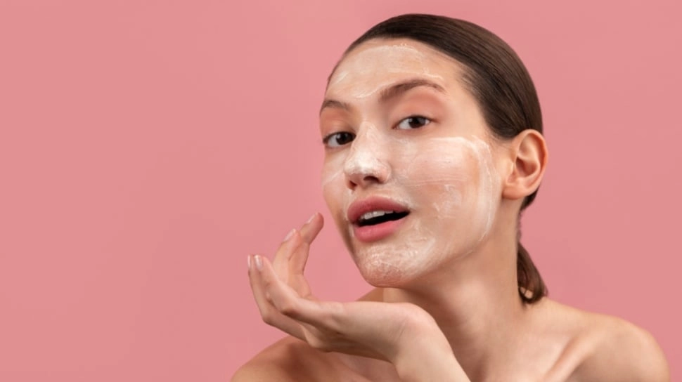 Pakai Face Scrub Setiap Hari Aman atau Tidak? Cek Fakta dan 5 Rekomendasi Terbaiknya