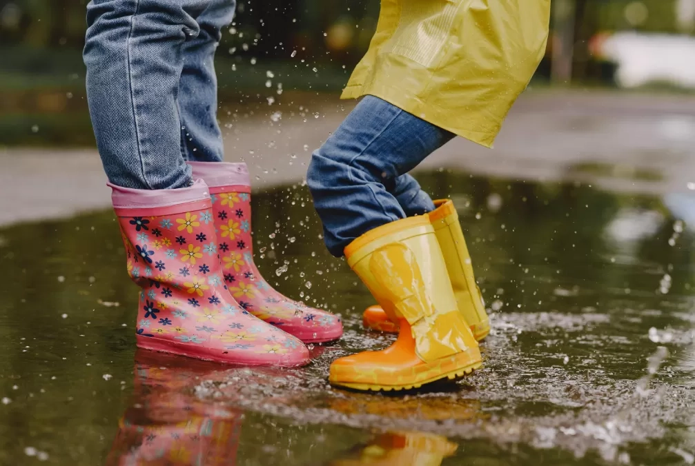 5 Tips Jitu Merawat Sepatu di Musim Hujan agar Tetap Awet, Bersih, dan Nyaman Dipakai