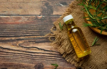 Sering Digunakan ketika Pusing atau Masuk Angin, Ini 5 Khasiat Minyak Kayu Putih yang Wajib Kamu Tahu