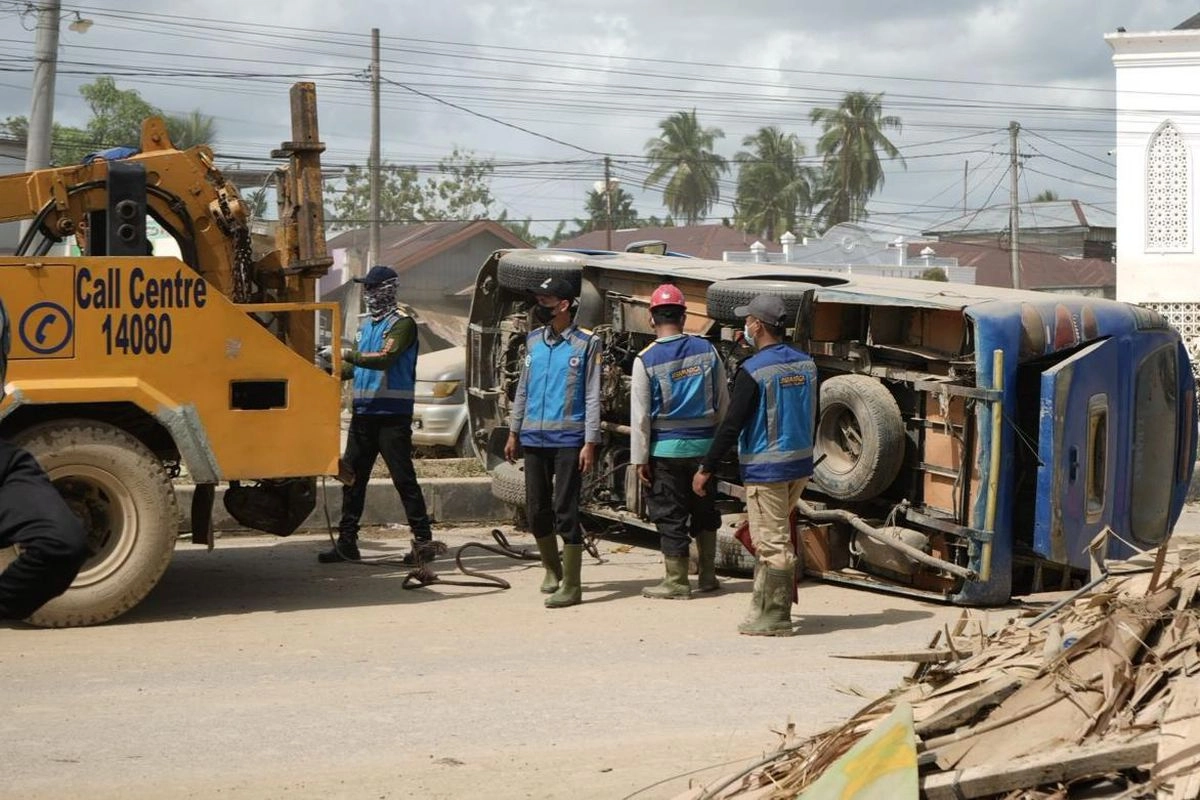 Peduli Masyarakat Korban Bencana Banjir dan Longsor, Jasa Marga Salurkan Bantuan Kemanusiaan