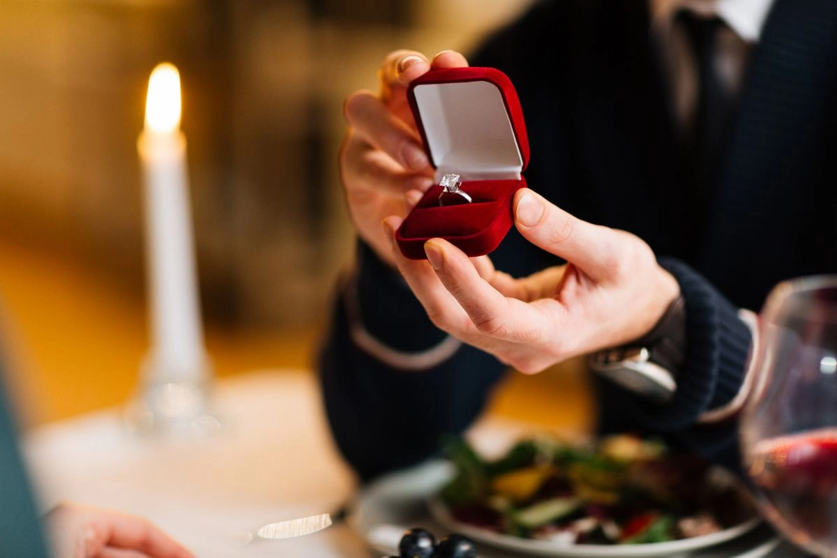 Perhiasan Solitaire Plus, Ide Hadiah Penuh Makna untuk Orang Tersayang