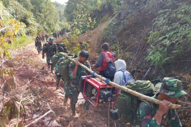 Pikul Genset, Prajurit TNI Jalan Kaki ke Pelosok Tapanuli Tengah