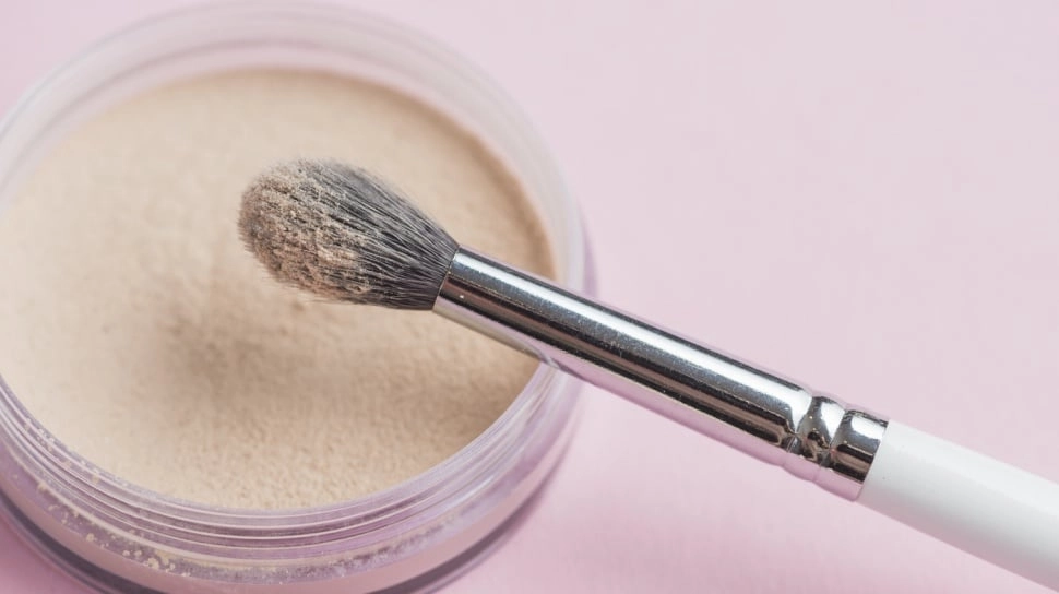 6 Bedak Tabur Translucent Terbaik yang Cocok untuk Semua Warna Kulit