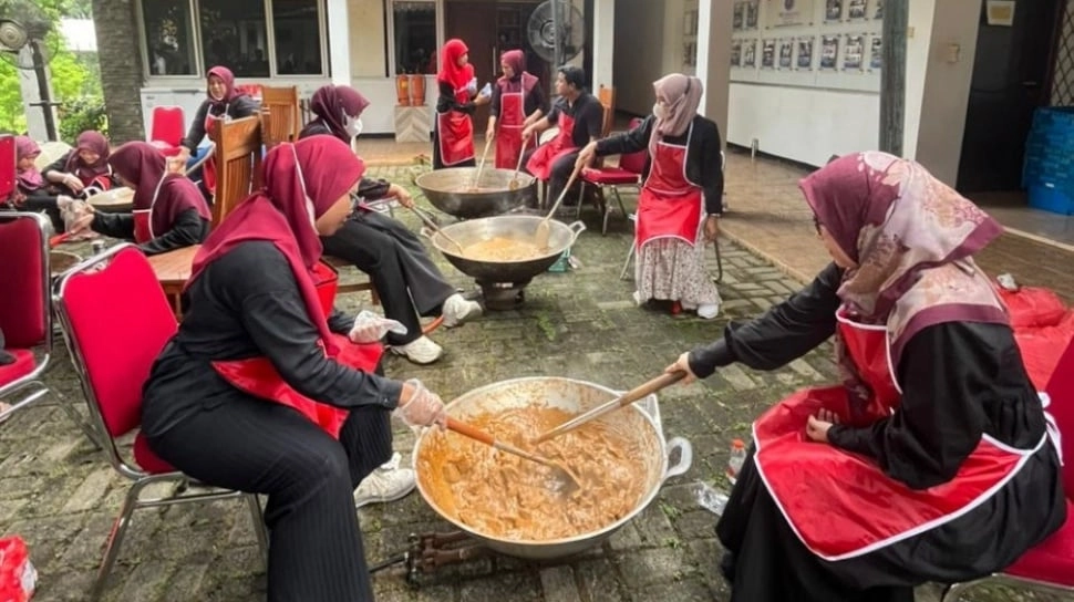 Pelukan Jarak Jauh dari Rantau, 1 Ton Rendang Dimasak untuk Korban Banjir Sumatra