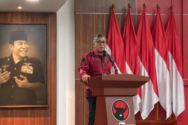 Misteri Sosok Istri Hakim yang Hampiri Hasto Kristiyanto Saat Wayangan