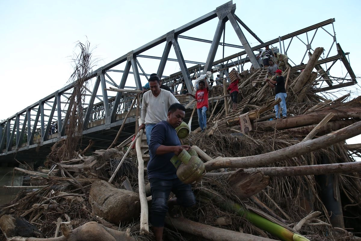 TNI AL Bangun Jembatan Darurat di Sumbar, Buka Wilayah yang Terisolir