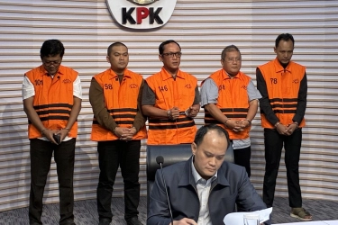 KPK Langsung Tahan Bupati Lampung Tengah Ardito Wijaya Cs