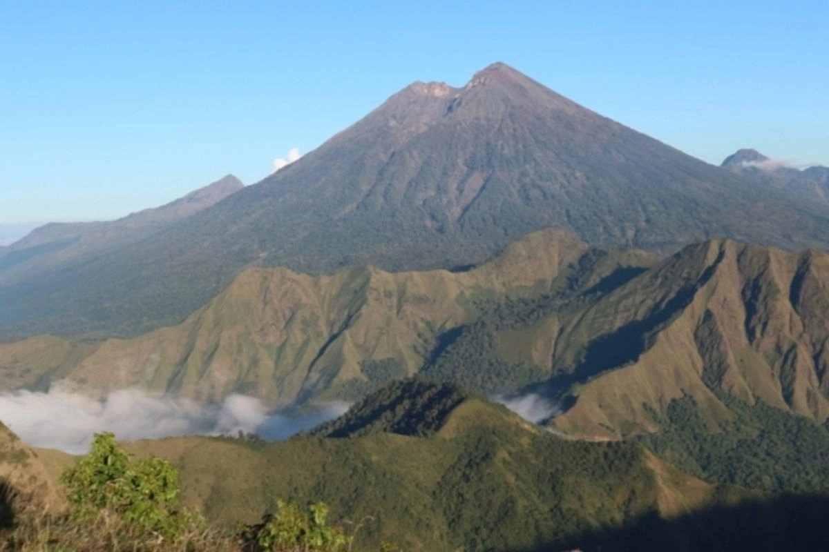 Pendaki 18 Tahun Jatuh dan Meninggal di Gunung Rinjani, Mendaki secara Ilegal