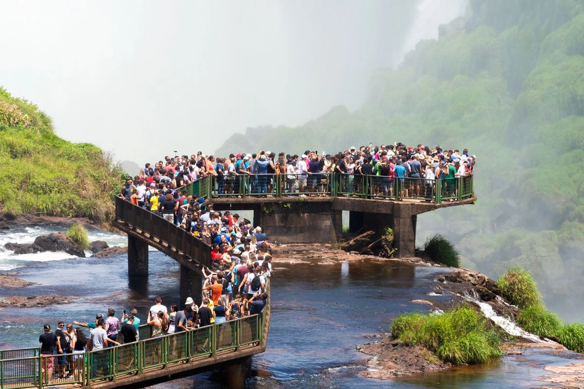 Terlalu Ramai, 8 Destinasi Wisata Ini Direkomendasikan Tidak Dikunjungi Tahun 2026