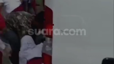Jerit Histeris Pecah di SDN Kalibaru 01! Siswa Diseruduk Mobil saat Upacara