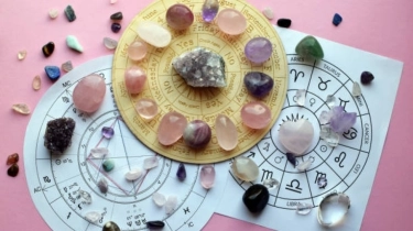 Saatnya Bersyukur! 5 Zodiak Ini Paling Sering Dapat Keberuntungan Sepanjang 2025