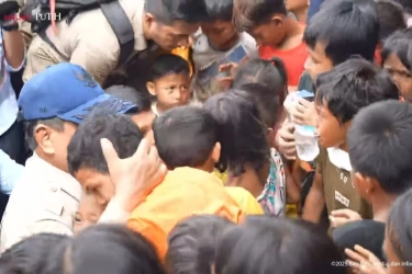 Momen Prabowo Bersimpuh dan Peluk Anak Korban Bencana di Aceh Tamiang