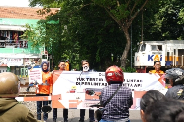 Jelang Nataru, KAI Properti Edukasi Keselamatan di Perlintasan Sebidang Surabaya Gubeng