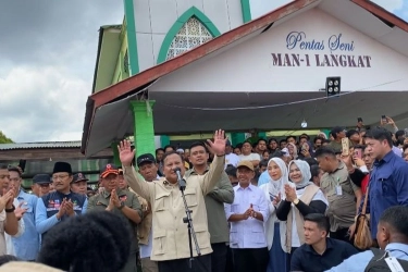 Kunjungi Korban Banjir Langkat, Prabowo Janji Atasi Kekurangan Air Minum