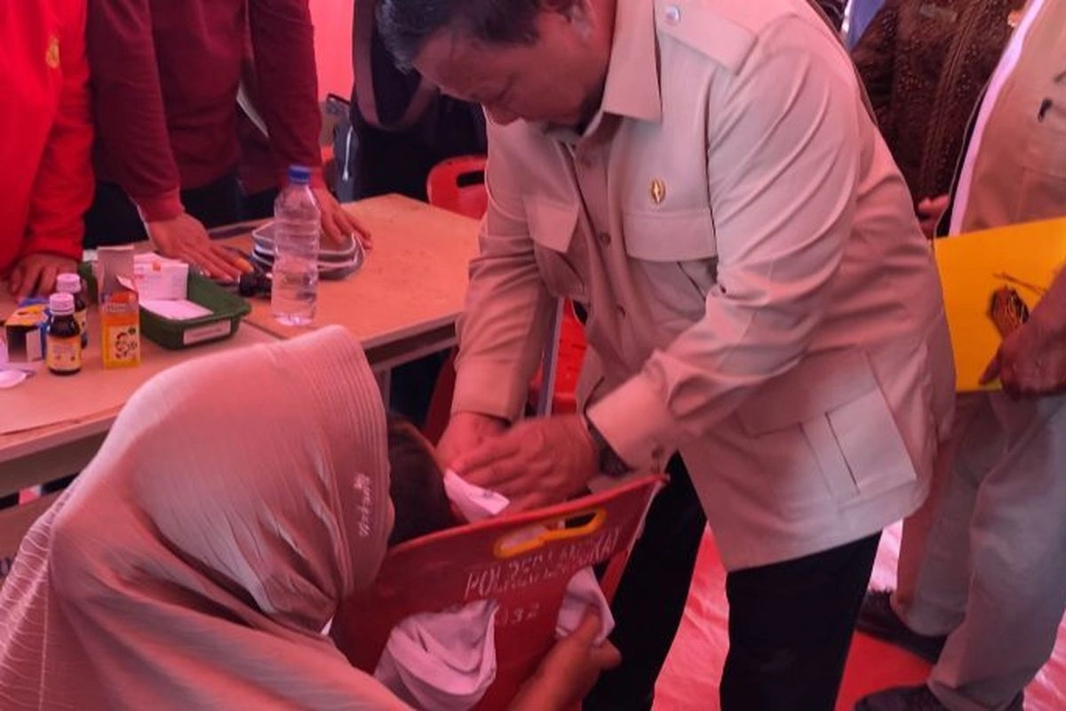 Momen Prabowo Kompres dan Lap Keringat Anak yang Sakit di Posko Pengungsian