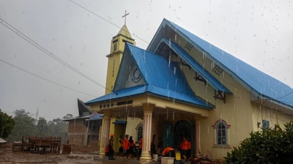 Banser Bantu Bersihkan Gereja HKBP Sibolga yang Terdampak Banjir