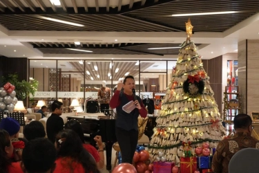 Angkat Kearifan Lokal, Ada Pohon Natal dari 1.250 Pudak di Aston Gresik Hotel