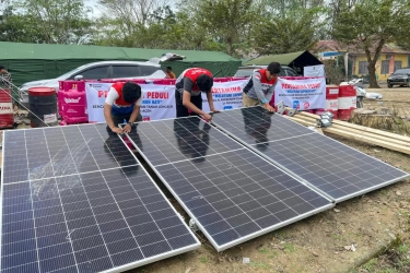 Pertamina Hadirkan Listrik Tenaga Surya, Terangi Tenda Pengungsi di Aceh Tamiang
