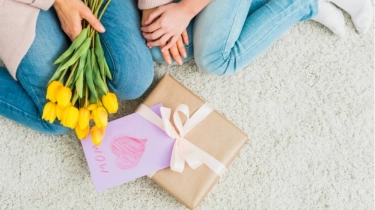 Hari Ibu Tanggal Berapa? Sontek 15 Ide Kado yang Bikin Bunda Nangis Terharu