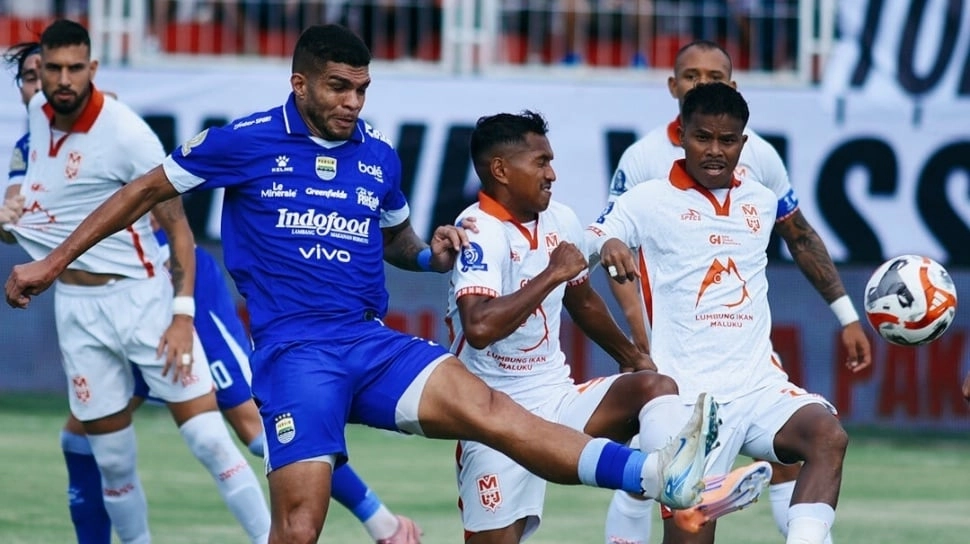 Tren Enam Kemenangan Persib Hancur di Tangan MU, Begini Kata Pengganti Bojan Hodak