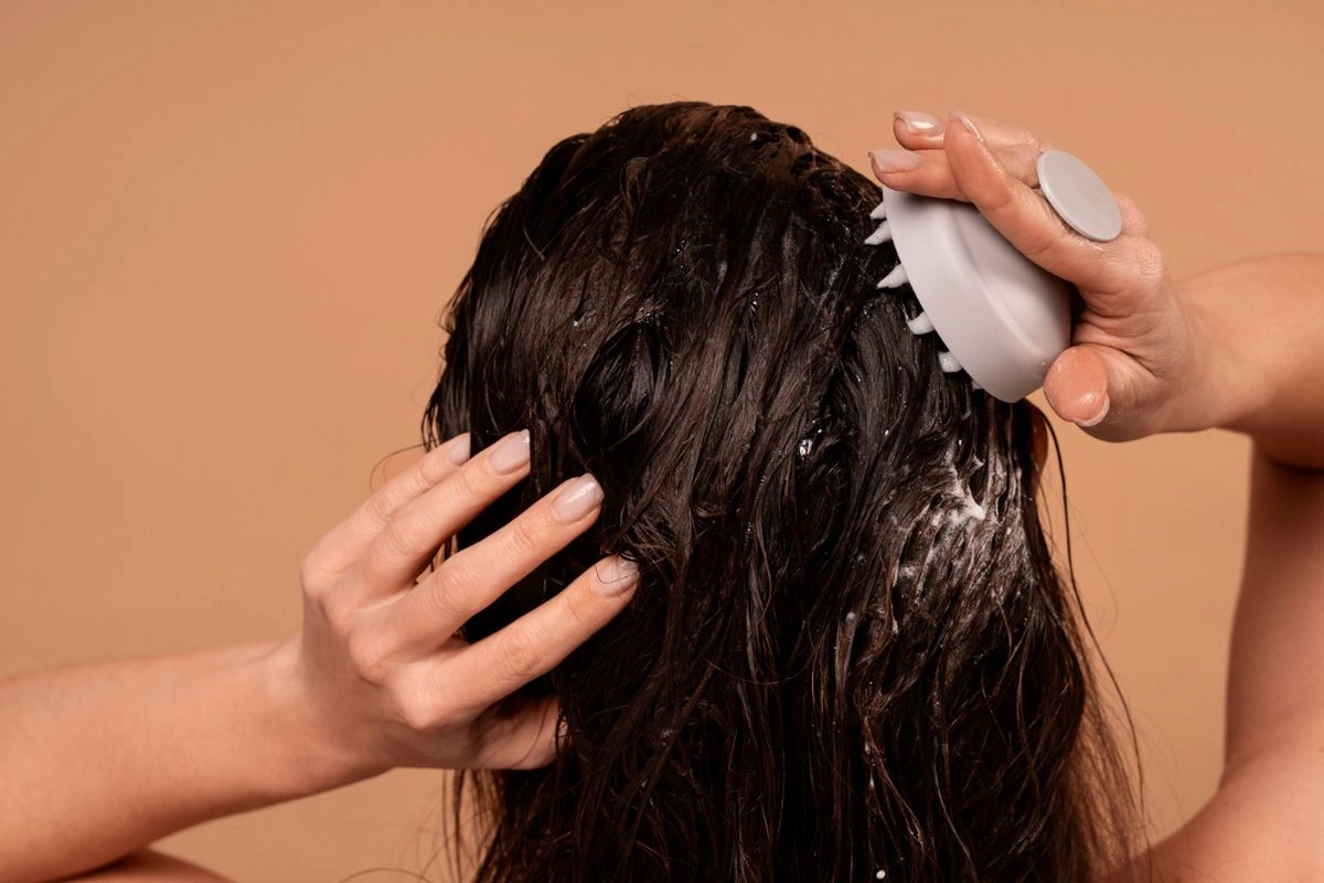 Benarkah Sering Keramas Bikin Rambut Rontok? Ini Kata Dokter Kulit