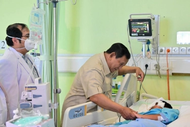 Pesan dan Doa Prabowo Saat Jenguk Siswa dan Guru yang Ditabrak Mobil MBG