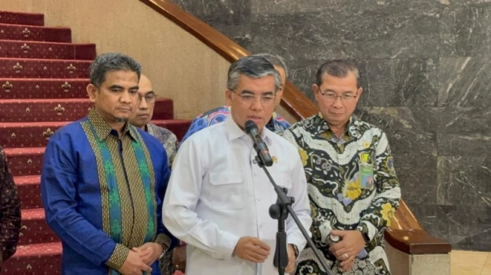 Sudah di Meja Prabowo, Menaker Ungkap Kisi-kisi Besaran UMP 2026