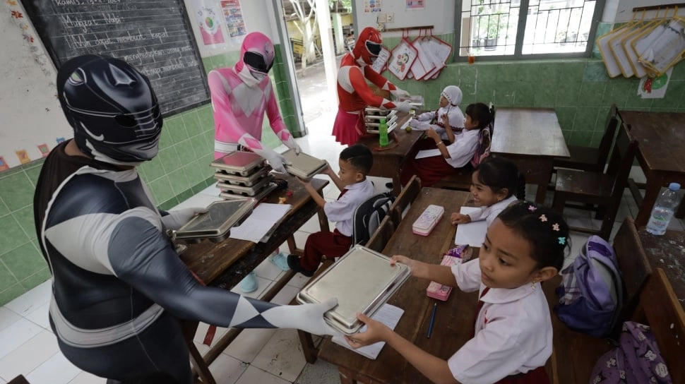 Viral! Petugas Antar Makanan Pakai Kostum Power Rangers, Ternyata Ini Alasan di Baliknya