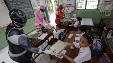 Viral! Petugas Antar Makanan Pakai Kostum Power Rangers, Ternyata Ini Alasan di Baliknya