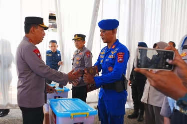 Kapolri Serahkan Bantuan untuk 170 Personel Polri di Sumbar