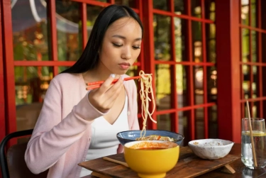 Sering Makan Mie Instan Pakai Nasi? Intip 5 Risiko Kesehatan yang Mengancam Tubuh Anda!