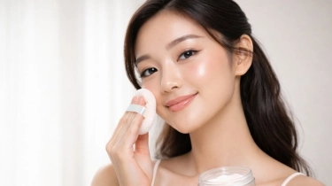 5 Rekomendasi Bedak Glowing yang Bikin Kulit Tampak Sehat dan Tidak Dempul