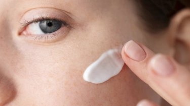 5 Sunscreen Bebas Alkohol yang Aman dan Nyaman untuk Kulit Sensitif