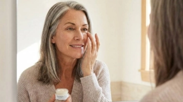 Bye-Bye Kerutan, 5 Rekomendasi Eye Cream Kolagen untuk Wanita Usia 50-an