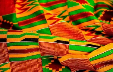Kilau Warna Kain Kente dalam Perayaan Natal Ghana, Simbol Iman, Tradisi, dan Identitas Budaya Afrika Barat