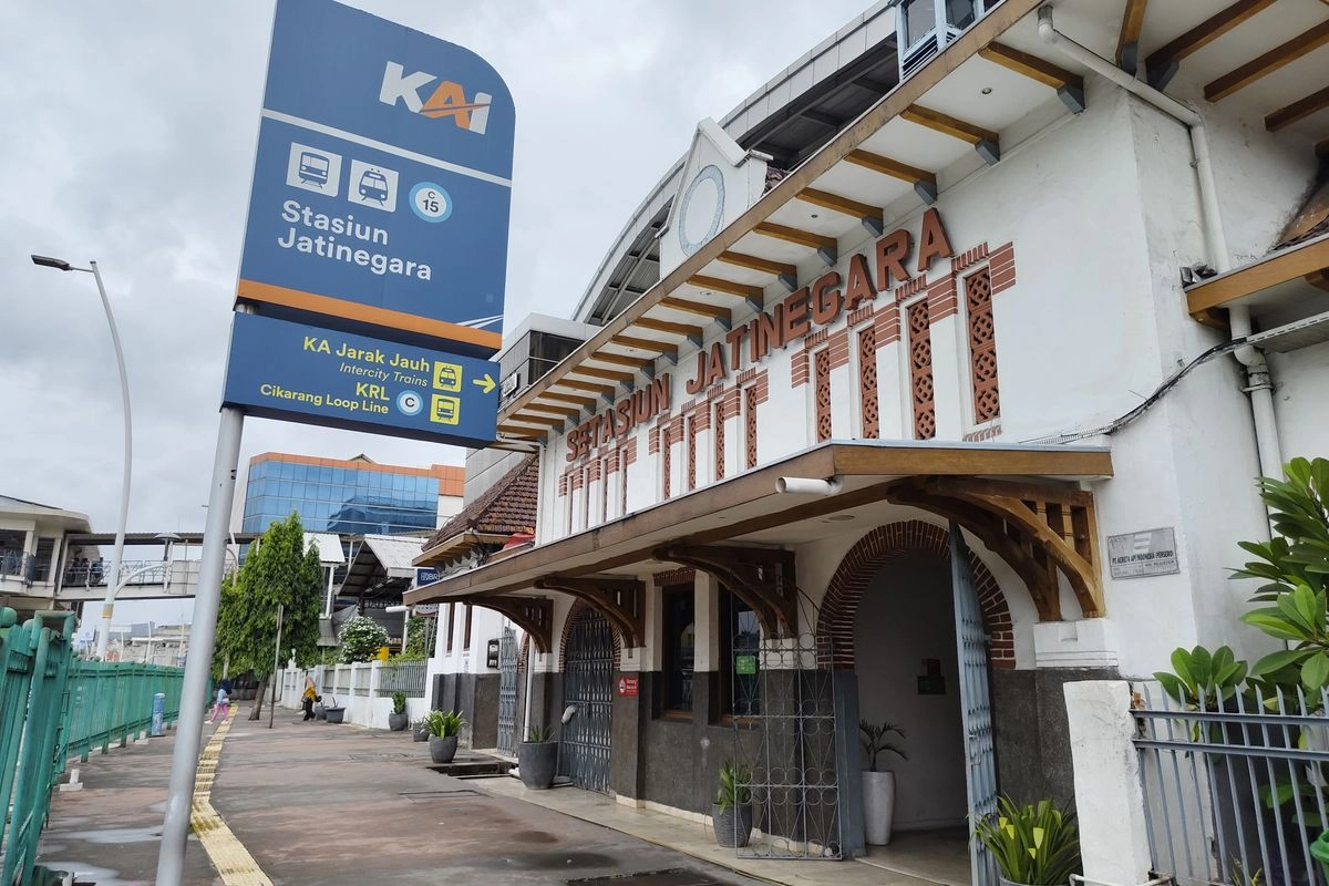 Alur Penumpang KRL vs KA Jarak Jauh di Stasiun Jatinegara, Jangan Tertukar