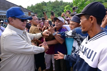 Kesibukan Prabowo di Agam: Menghibur yang Duka hingga Cek Jembatan